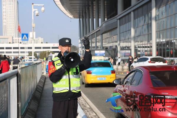 宜昌鐵警護航，讓春運返程更安心
