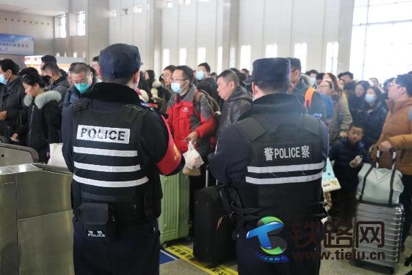宜昌鐵警積極應(yīng)對春運返程高峰