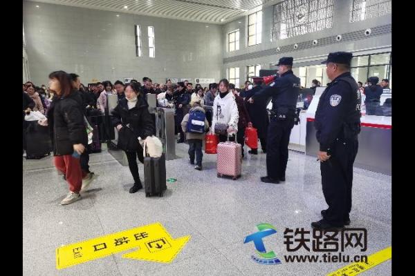 節(jié)后出行迎來高峰 松滋鐵警全力護航
