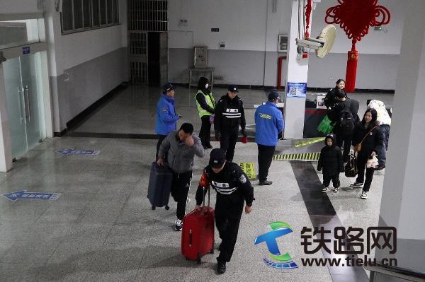 新春“警色”濃，守護返程不“打烊” --京山所全力守護返程大客流安全出行